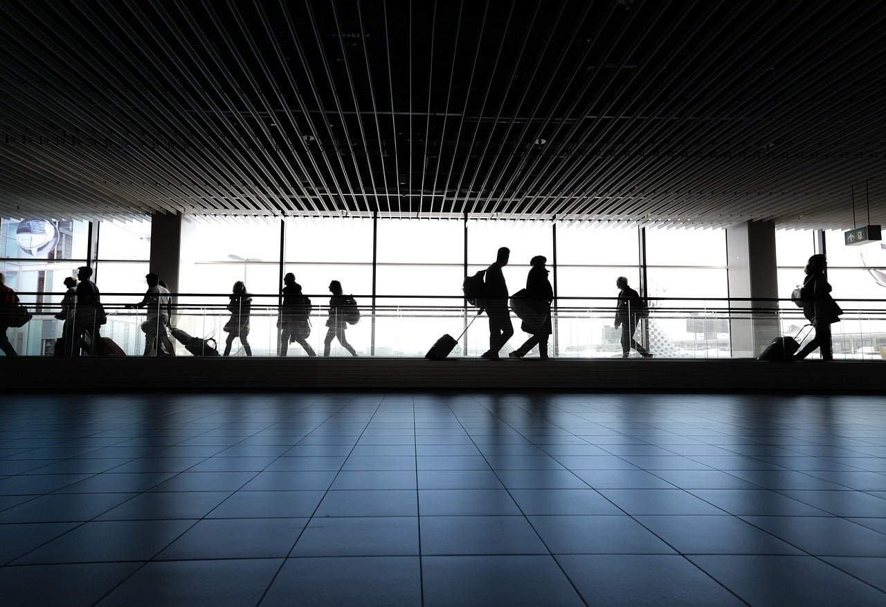 Voyageurs avec valises dans un aéroport